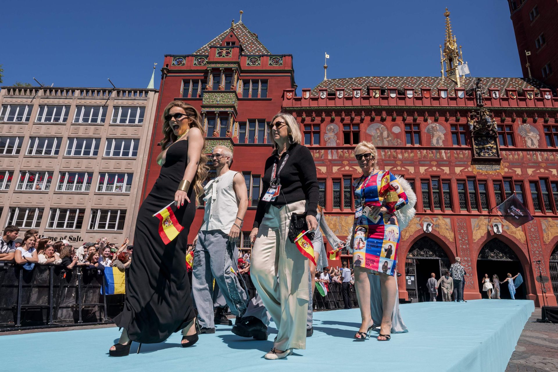 Fotos: Melody y el resto de participantes en Eurovisión 2025, en la alfombra turquesa del festival