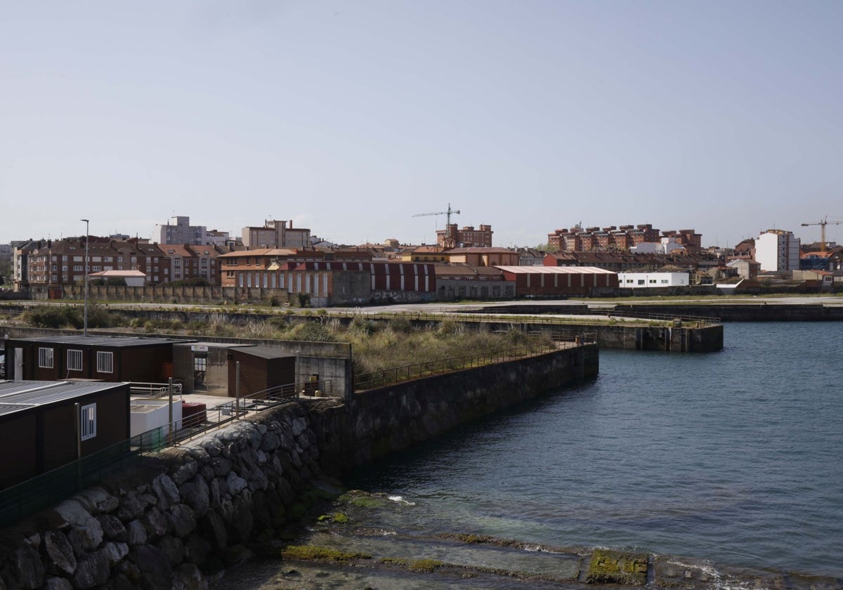 Terrenos de Naval Gijón, donde la Autoridad Portuaria aún conserva una franja litoral de nueve metros de ancho desde el Acuario hasta el Tallerón.