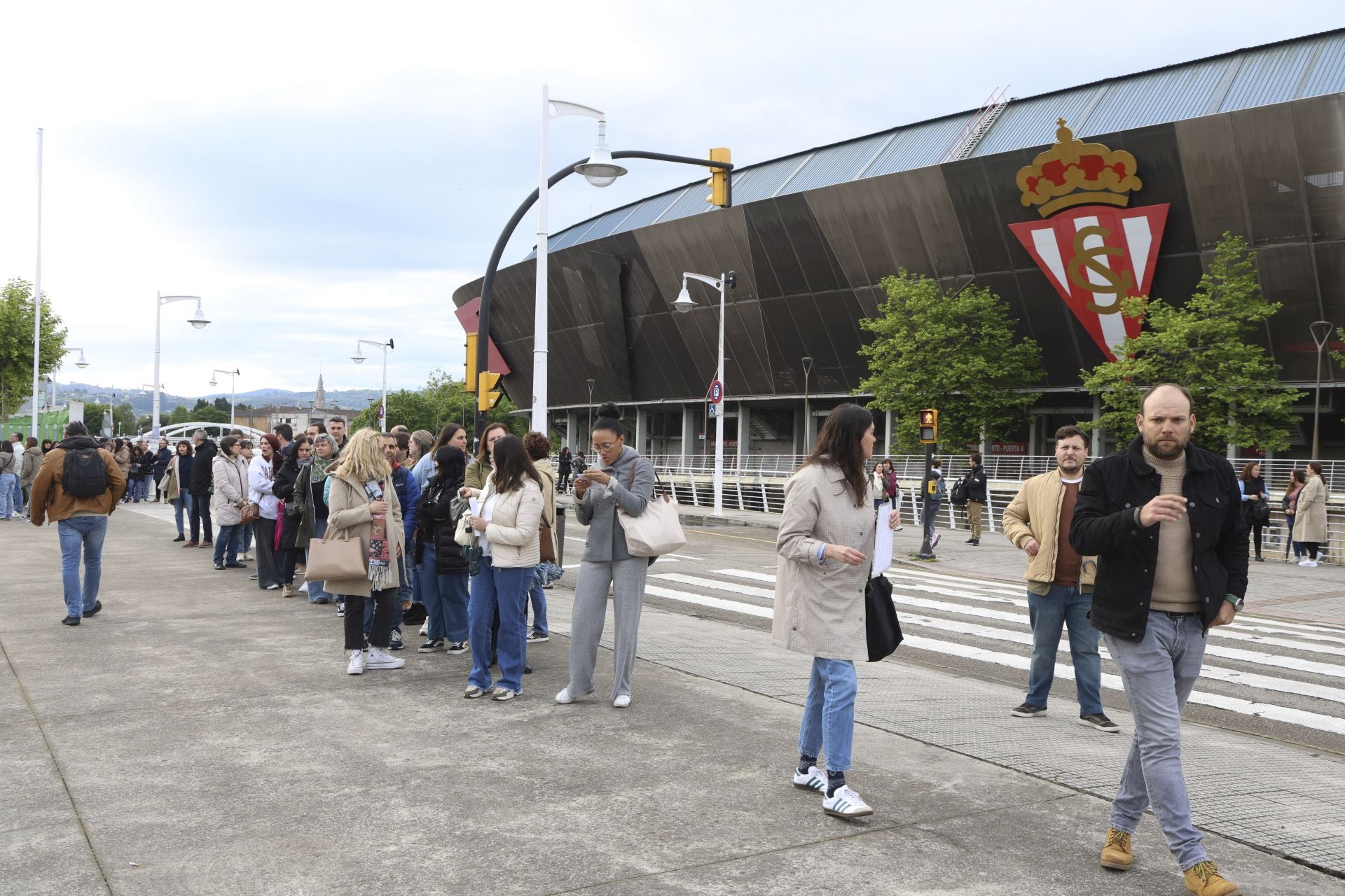 Muchos nervios entre los casi 3.000 aspirantes a una plaza en el Ayuntamiento de Oviedo