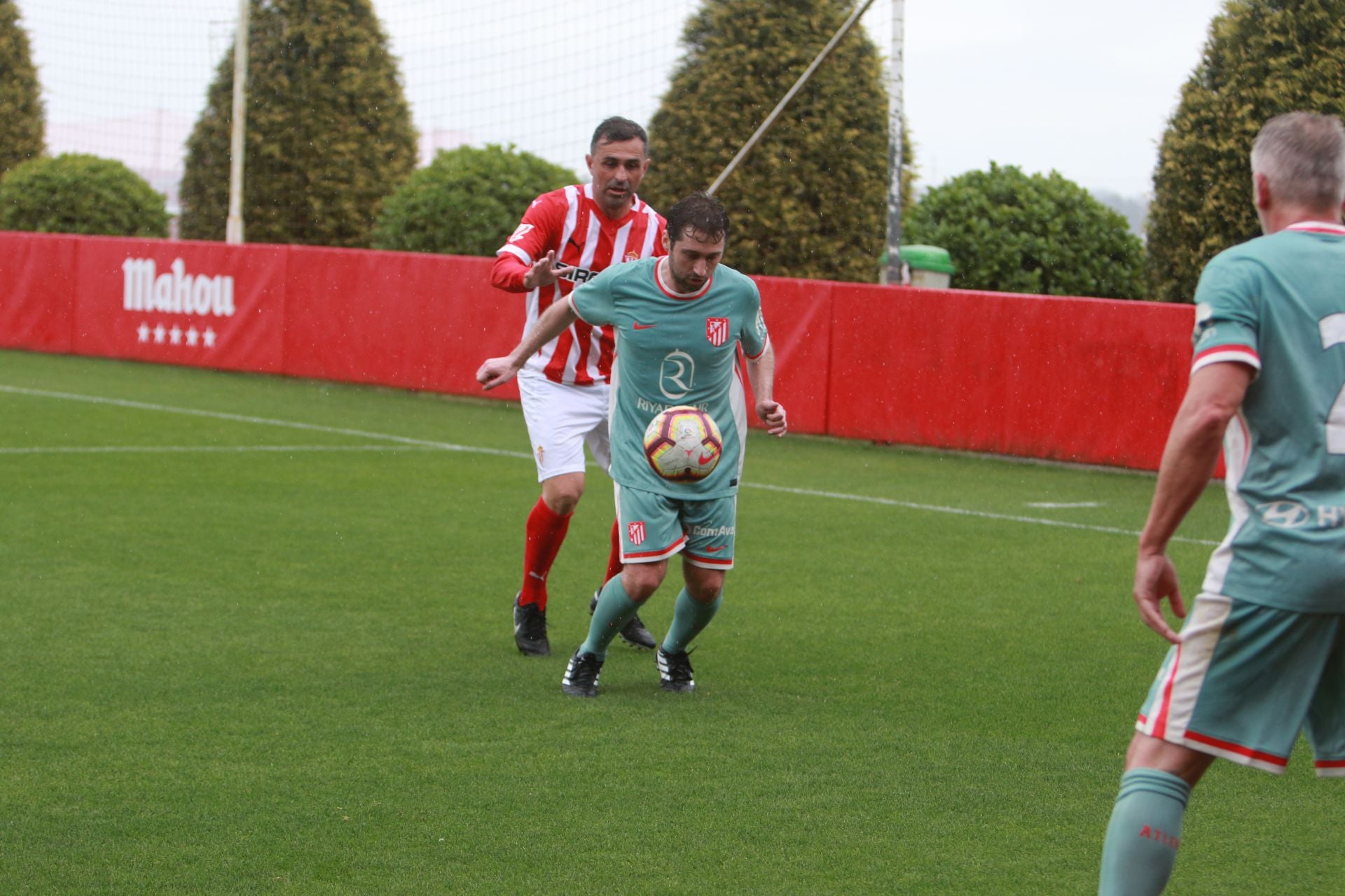 Partido entre los veteranos del Sporting de Gijón y el Atlético de Madrid