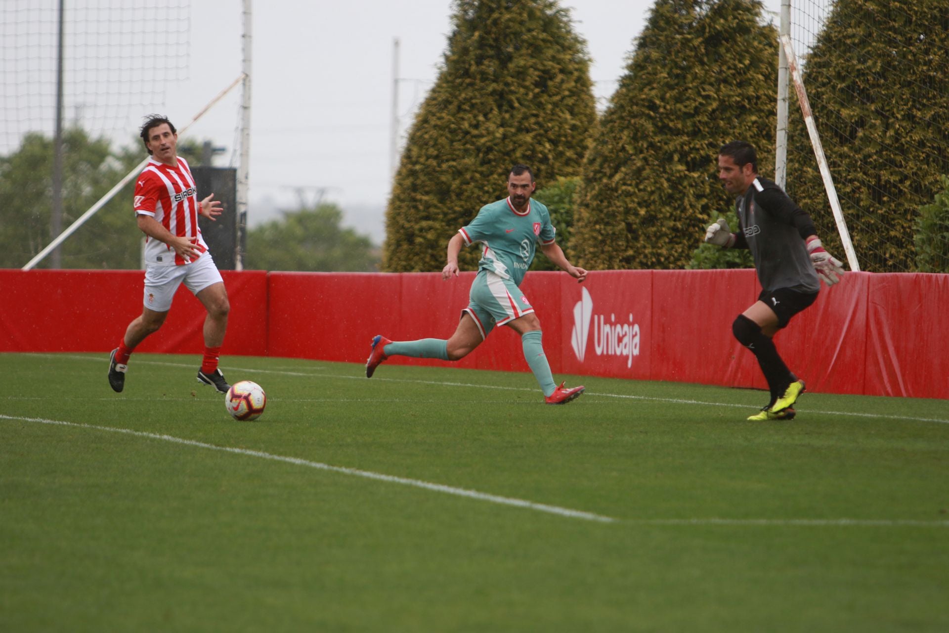 Partido entre los veteranos del Sporting de Gijón y el Atlético de Madrid