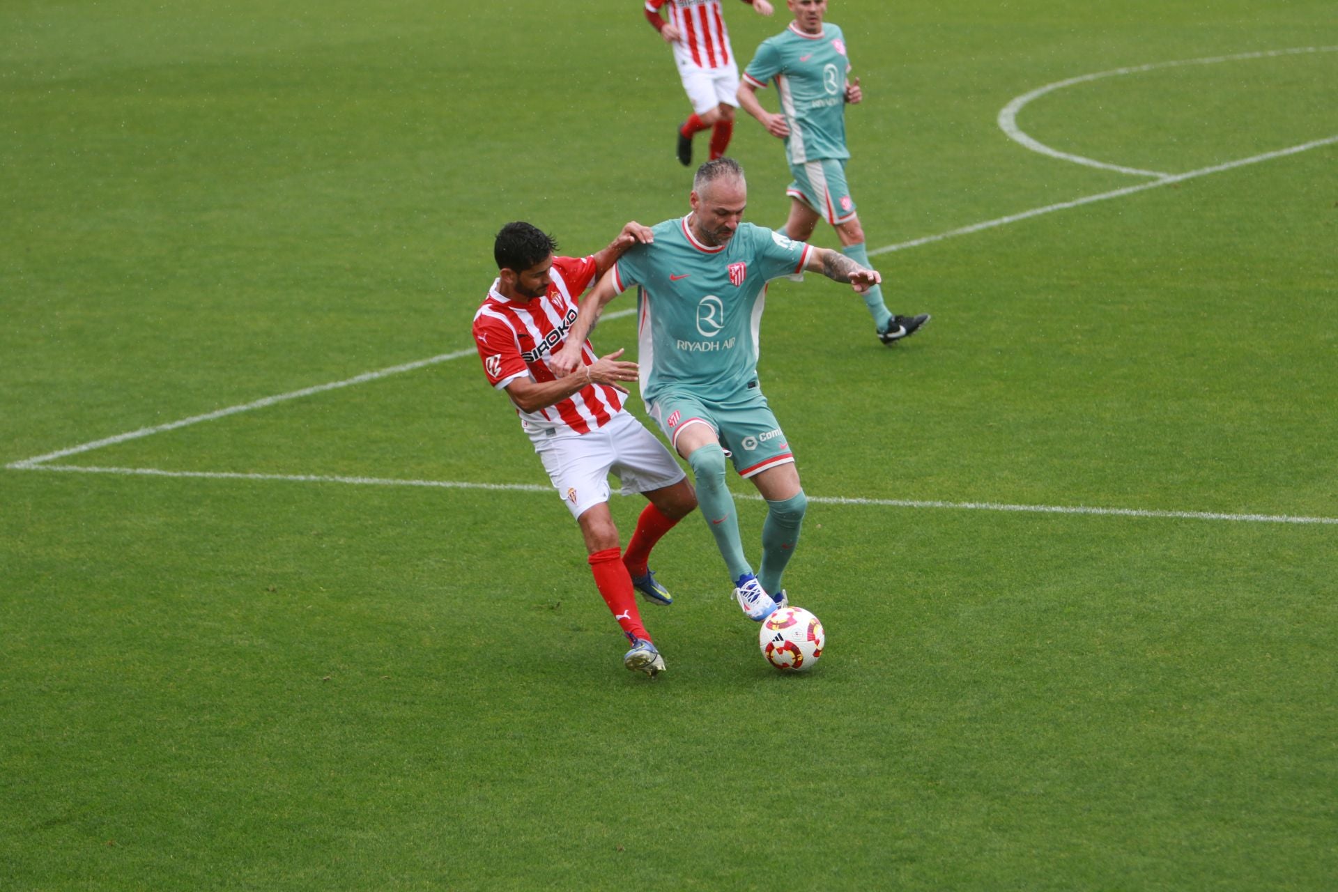 Partido entre los veteranos del Sporting de Gijón y el Atlético de Madrid