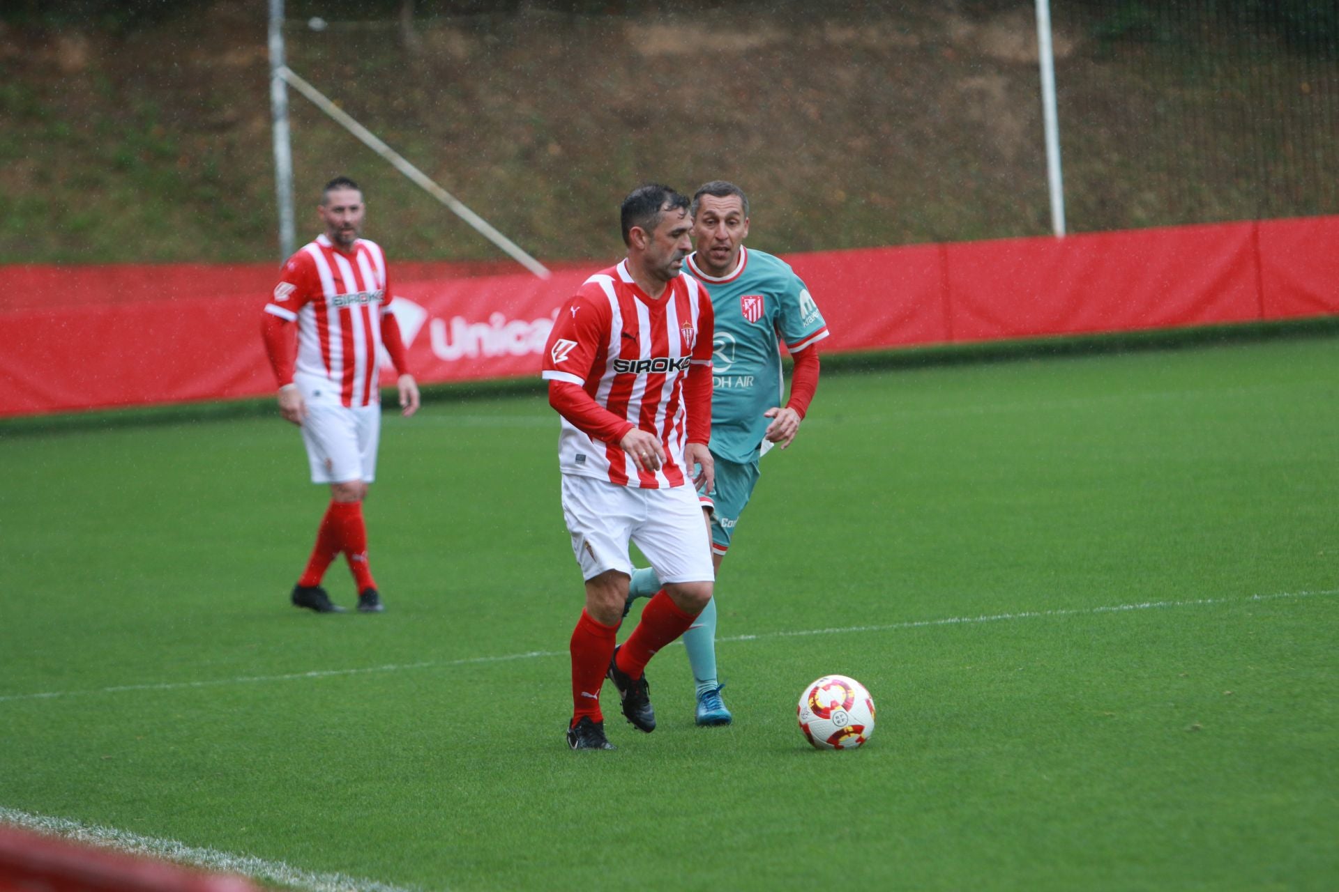 Partido entre los veteranos del Sporting de Gijón y el Atlético de Madrid