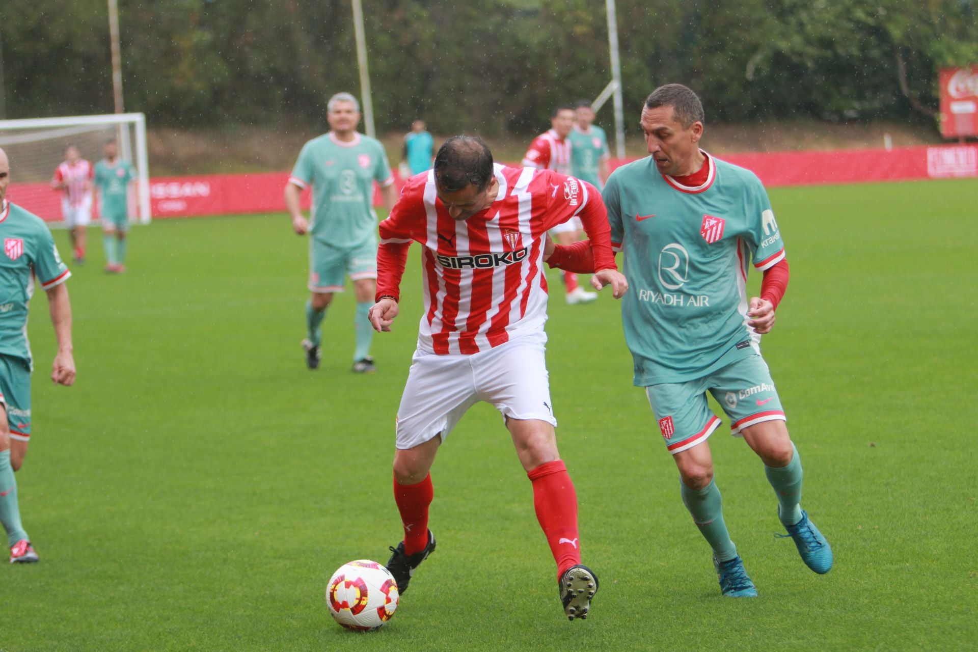 Partido entre los veteranos del Sporting de Gijón y el Atlético de Madrid