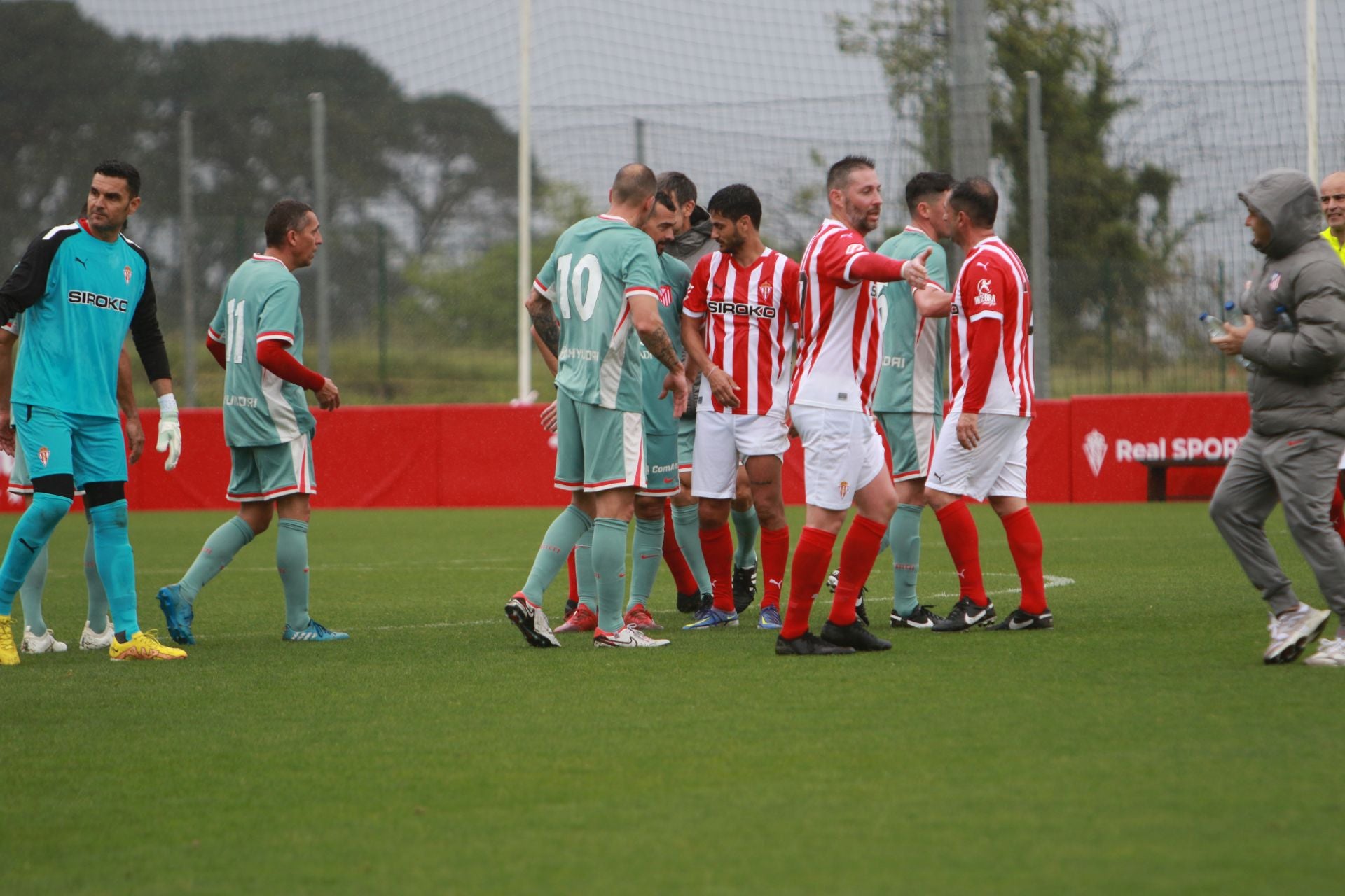 Partido entre los veteranos del Sporting de Gijón y el Atlético de Madrid