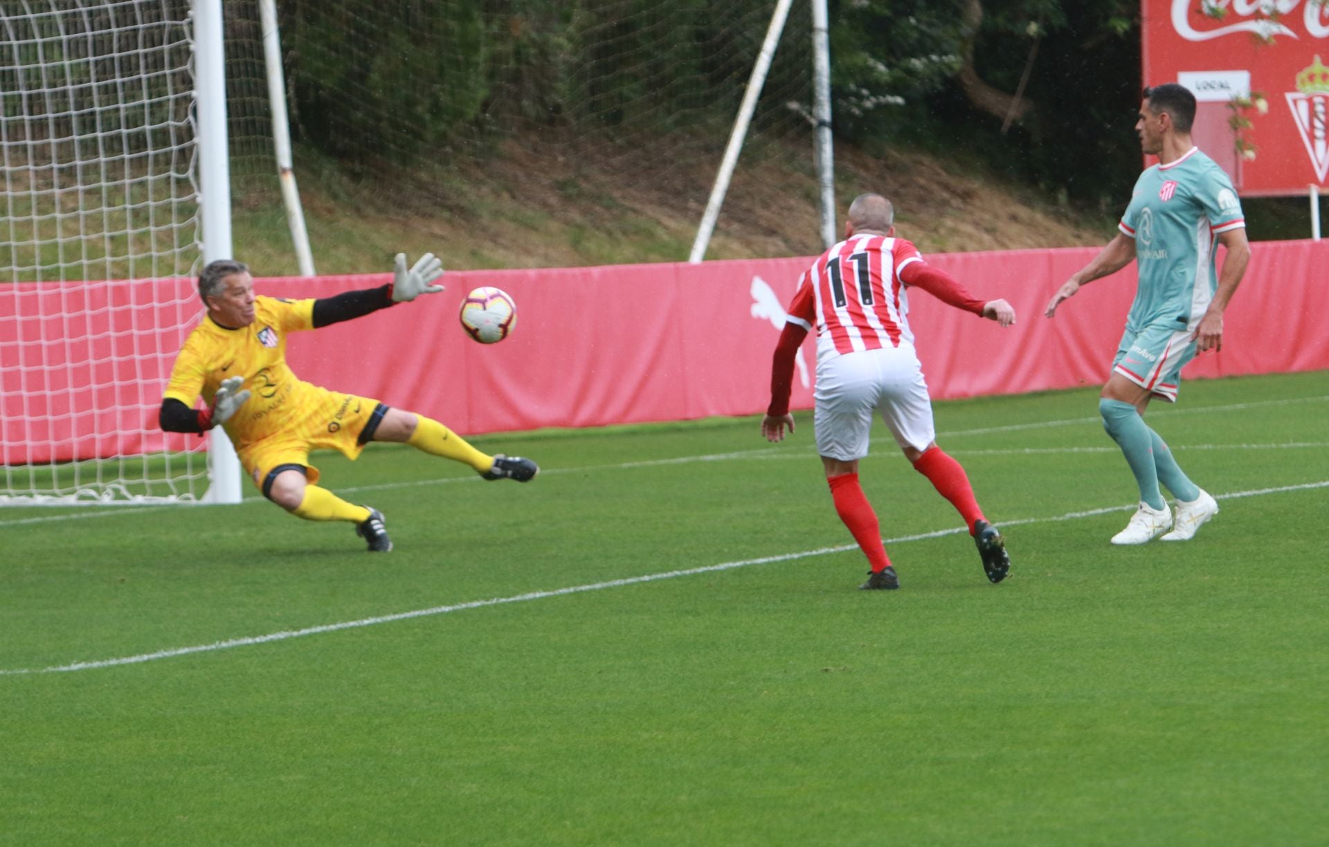 Partido entre los veteranos del Sporting de Gijón y el Atlético de Madrid