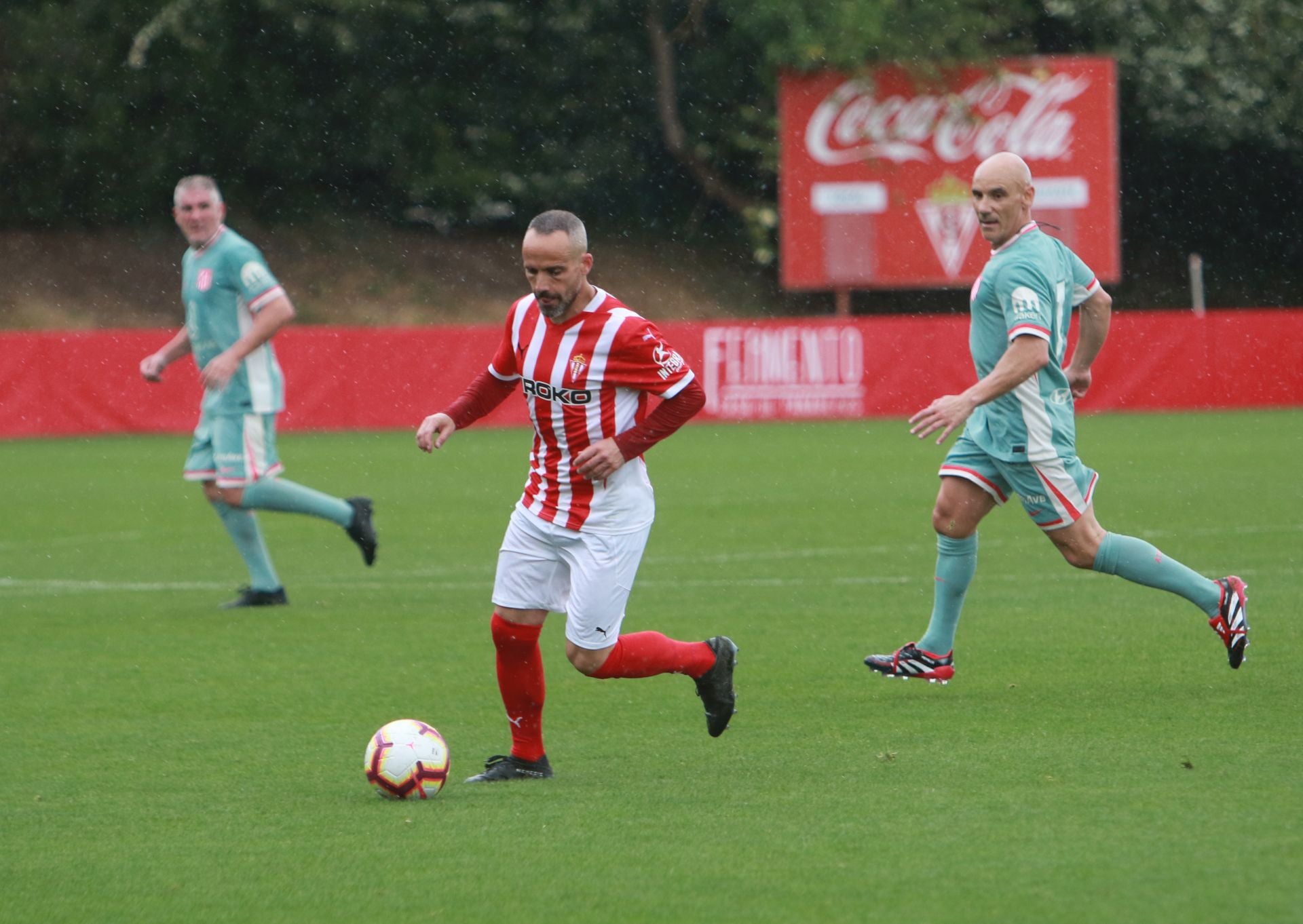 Partido entre los veteranos del Sporting de Gijón y el Atlético de Madrid
