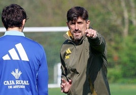 Paunovic da instrucciones a un futbolista durante un entrenamiento en El Requexón.