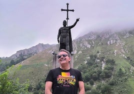 El autor junto a la estatua de Pelayo que se erige frente a la basílica de Covadonga.