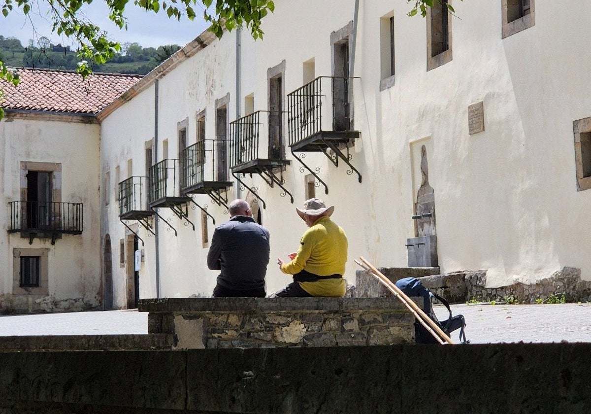 Dos peregrinos descansando en Valdediós, antes de entrar en sus habitaciones