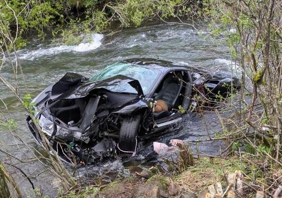 Estado en que quedó el Ferrari M488, de matrícula inglesa, tras caer al río Yuso.