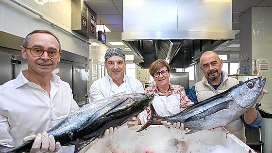 Bonito «a la plancha con pisto y patatinas»: el 'campanu del mar' se sirve en la Cocina Económica de Oviedo