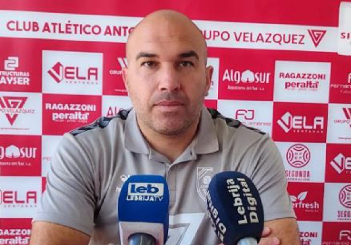 Diego Galiano, entrenador del Antoniano: «Quedan noventa minutos y pueden pasar muchas cosas»