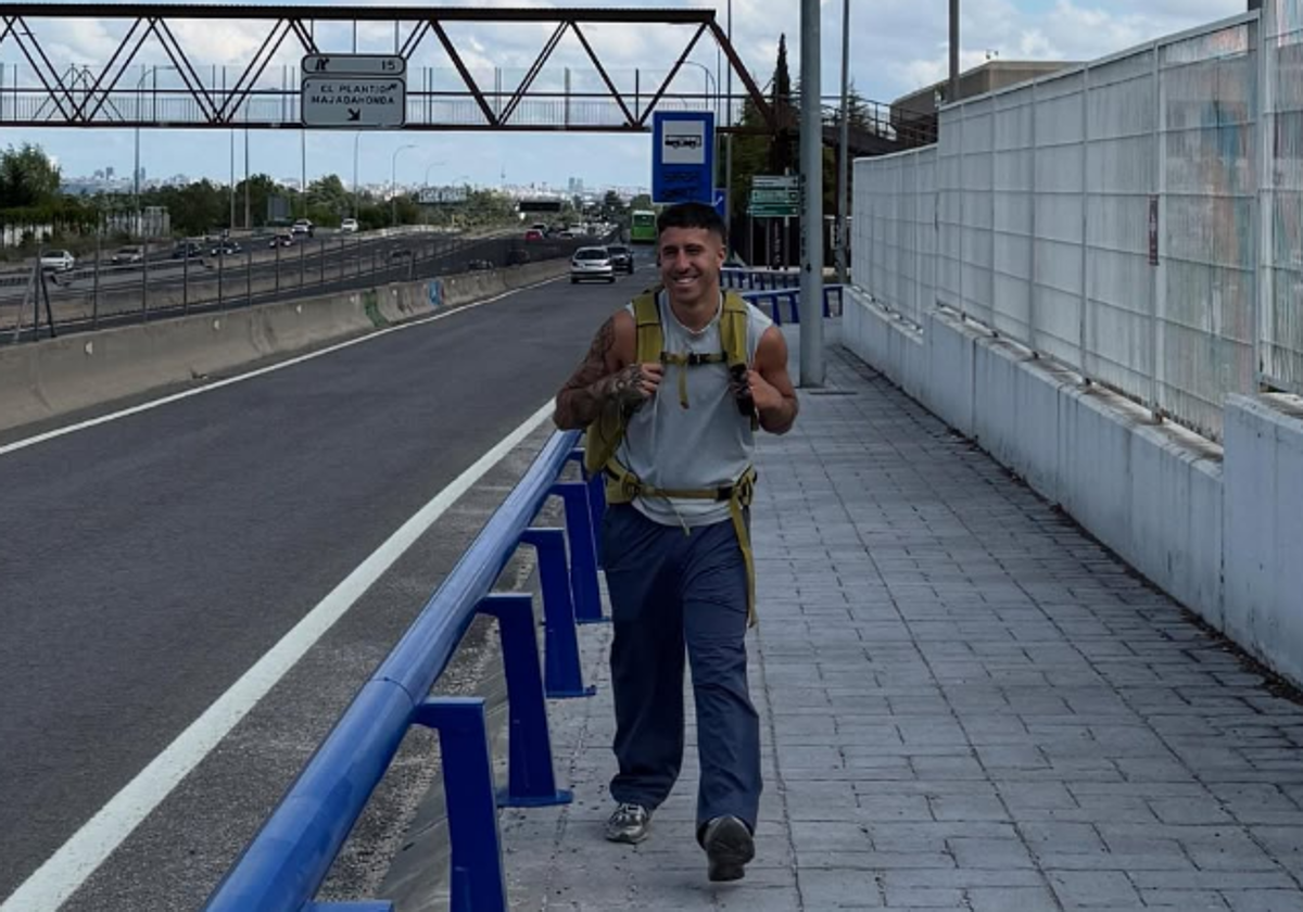 Caminar 467 kilómetros para volver a casa: el reto del cantante Enol para llegar a Asturias desde Madrid
