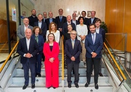 La nueva ejecutiva de Fade. En la primera fila: Rubén Castro, María Calvo, Antonio Fernández-Escandón y Pablo García. En la segunda: Yolanda Fernández, Ana Belén Barredo, Eva Macrina Rodríguez y Gonzalo Orejas. En la tercera: Joel García, Javier Sáenz de Jubera, Javier Martínez y Sara Menéndez. Y al fondo: Borja García, Alberto González, Dámaso Alberto Álvarez, Raúl Marcos, Patricio José Arias, Gerardo Casares y Arturo Betegón