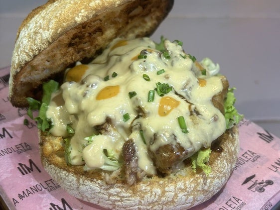El mejor bocata de Asturias es este pepito de costilla de cerdo ibérico de La Manoleta