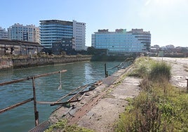 Terrenos del antiguo astillero de Naval Gijón.