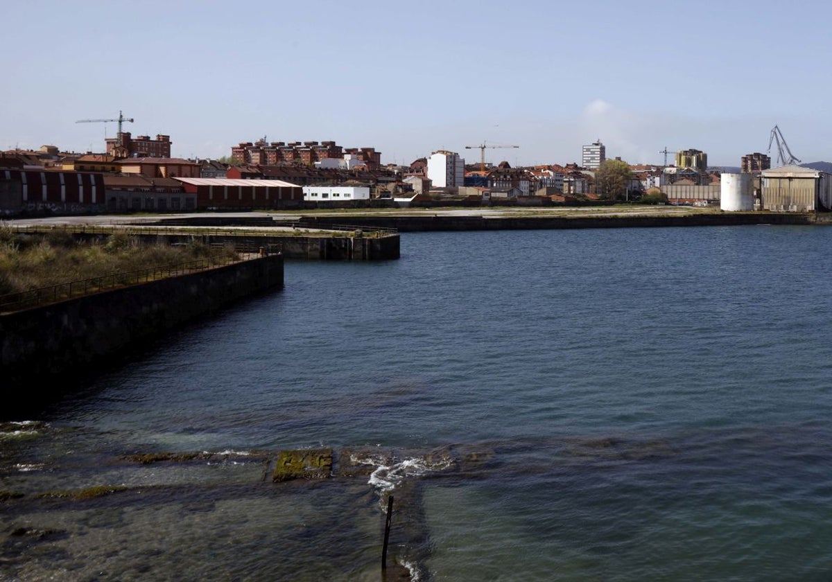 Terrenos de los antiguos astilleros de Naval Gijón.