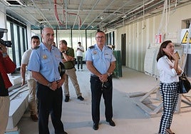El nuevo jefe de la Policía Local, Arturo Artime, con el intendente Vicente Alonso en una visita a las obras de la nueva jefatura.