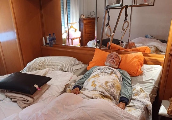 Miguel Ángel López Alonso, tumbado en la cama, en su domicilio de la calle Juan Alvargonzález.