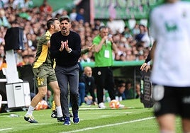 Paunovic, entrenador del Oviedo, en un instante del enfrentamiento ante el Racing.