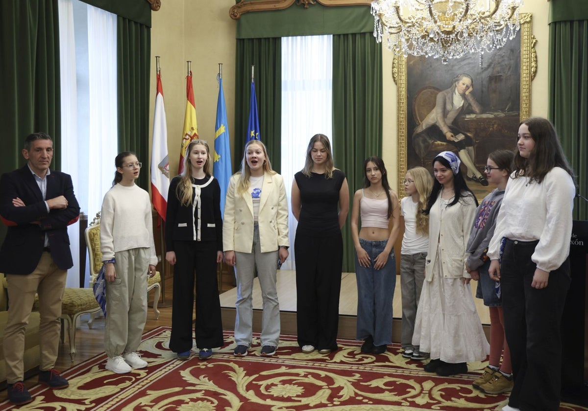 Las niñas del coro del Riga's English Grammar School, cantando en el Ayuntamiento de Gijón.