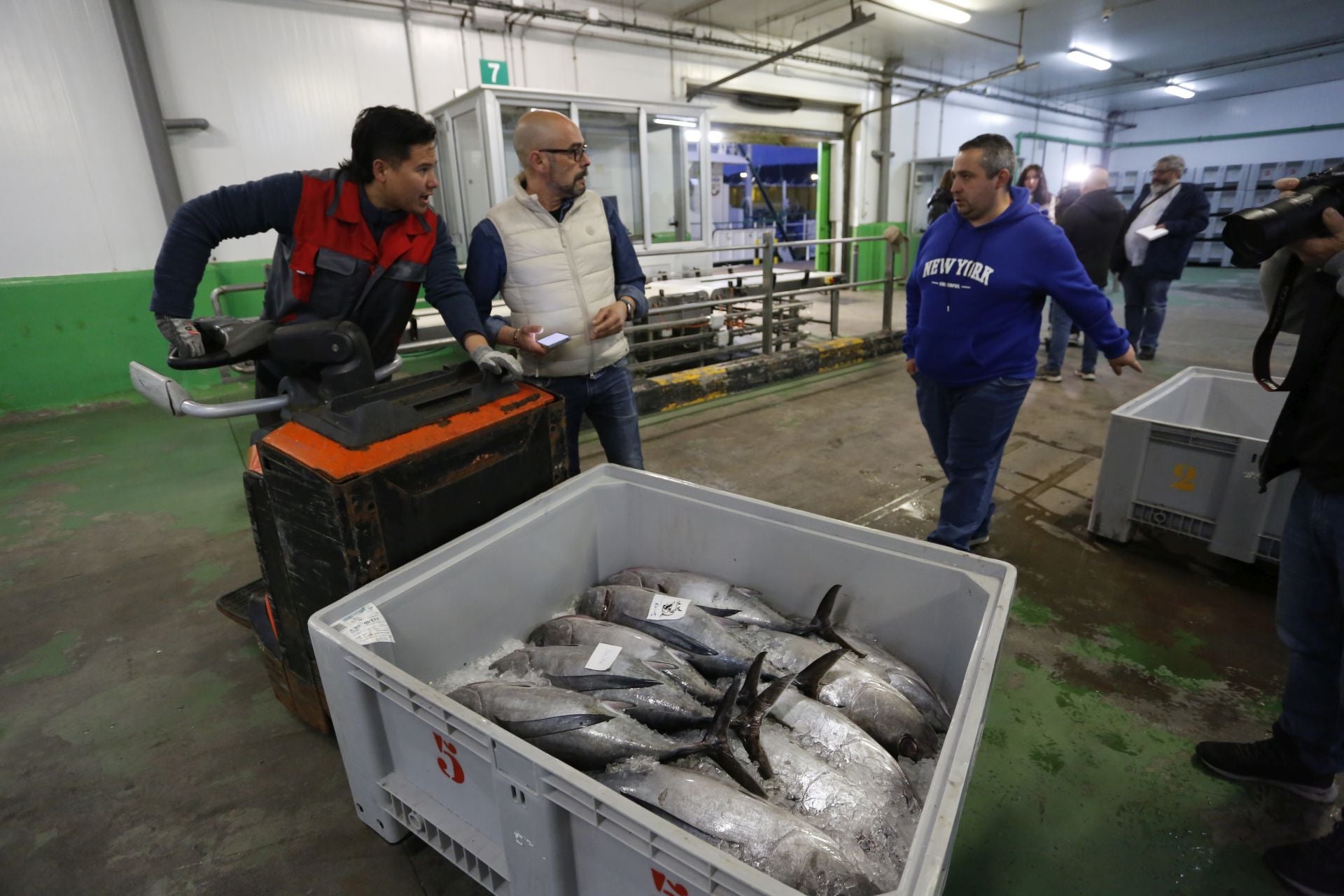 La subasta del primer bonito en Avilés, en imágenes