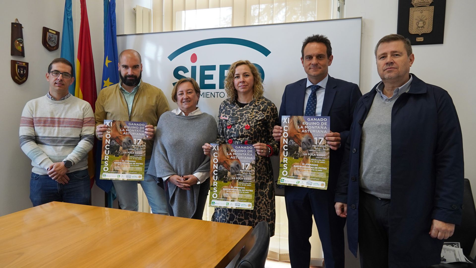Rafael Bueno, director del Mercado Nacional de Ganados; Adrián Lagar, presidente de ACGEMA; Ana Nosti, edil de Mercados y Bienestar Animal; y Rocío Sánchez, Óscar Martínez y Javier Nievas, de Caja Rural Asturias.