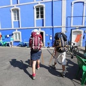 Dos peregrinos acceden al albergue Pedro Solís.