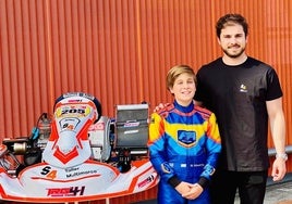 El joven asturargentino, junto al expiloto ovetense Ángel Paniceres.