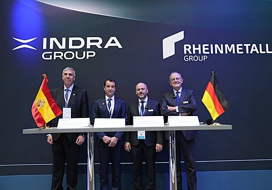 De izquierda a derecha: José Vicente de los Mozos, CEO de Indra; Ángel Escribano, presidente ejecutivo de Indra; Eduardo Veen Martínez, CEO de Rheinmetall Business Unit Tactical Vehicles; y José Luis Urcelay, presidente de Rheinmetall EM.