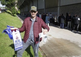 Eduardo Oveja muestra sus entradas y las bufandas de regalo para los abonados.