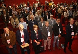 Los asistentes al congreso de UGT guardan un minuto de silencio por los cinco fallecidos en la mina de Cerredo.