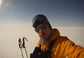 Manolo Taibo, en un momento de su travesía sobre el lago glaciar.
