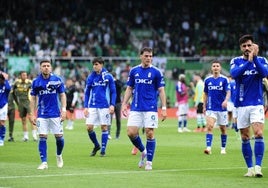 Los futbolistas del Real Oviedo, con la decepción del empate, agradecen a la afición su apoyo en el Sardinero.