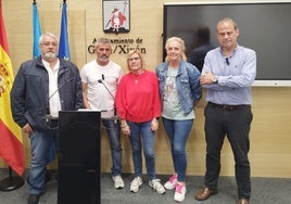 Los vecinos de Portuarios, con el concejal socialista Tino Vaquero.