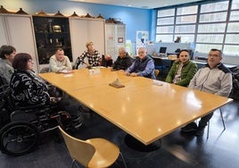 Representantes de Difac y los taxistas adaptados de la comarca de Avilés, con Pelayo García.