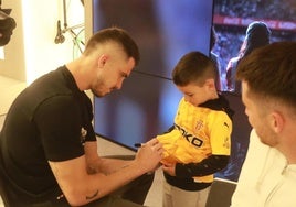 Yáñez le firma la camiseta al pequeño Izan.