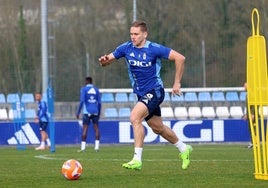 Alemao conduce un balón en un entrenamiento en El Requexón.