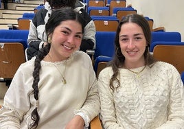 Berta Garcíablanco y Ana Roces durante la charla informativa.