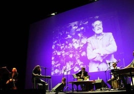 Espectáculo literario y musical que homenajea al poeta ovetense Ángel González en su centenario .
