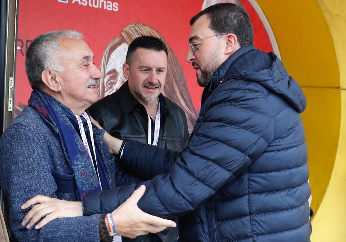 Adrián Barbón saluda al secretario general de UGT, Pepe Álvarez, en presencia del secretario general de UGT Asturias, Javier Fernández Lanero.