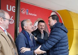 Adrián Barbón saluda al secretario general de UGT, Pepe Álvarez, en presencia del secretario general de UGT Asturias, Javier Fernández Lanero.