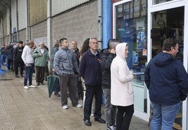 Las colas de la tienda se reanudaron tras solucionarse el problema informático del martes.