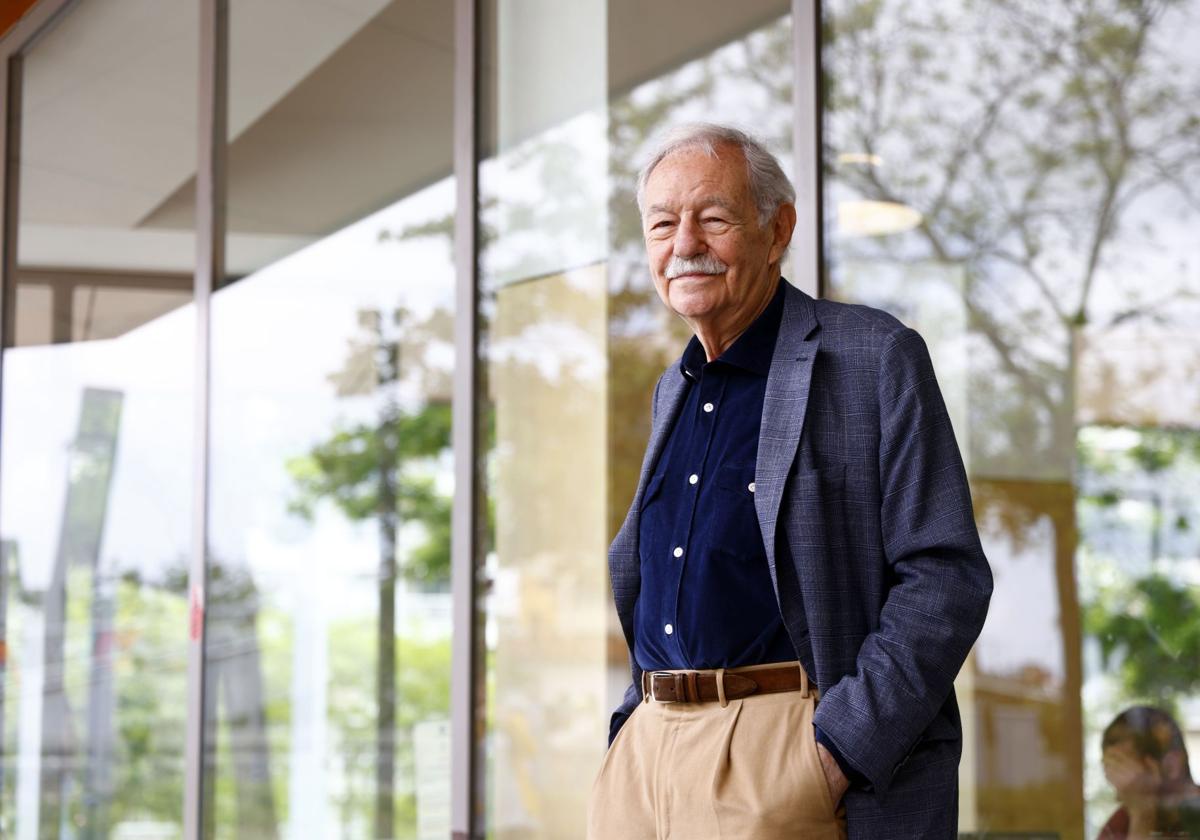 Eduardo Mendoza, un premio con raíces asturianas como las suyas