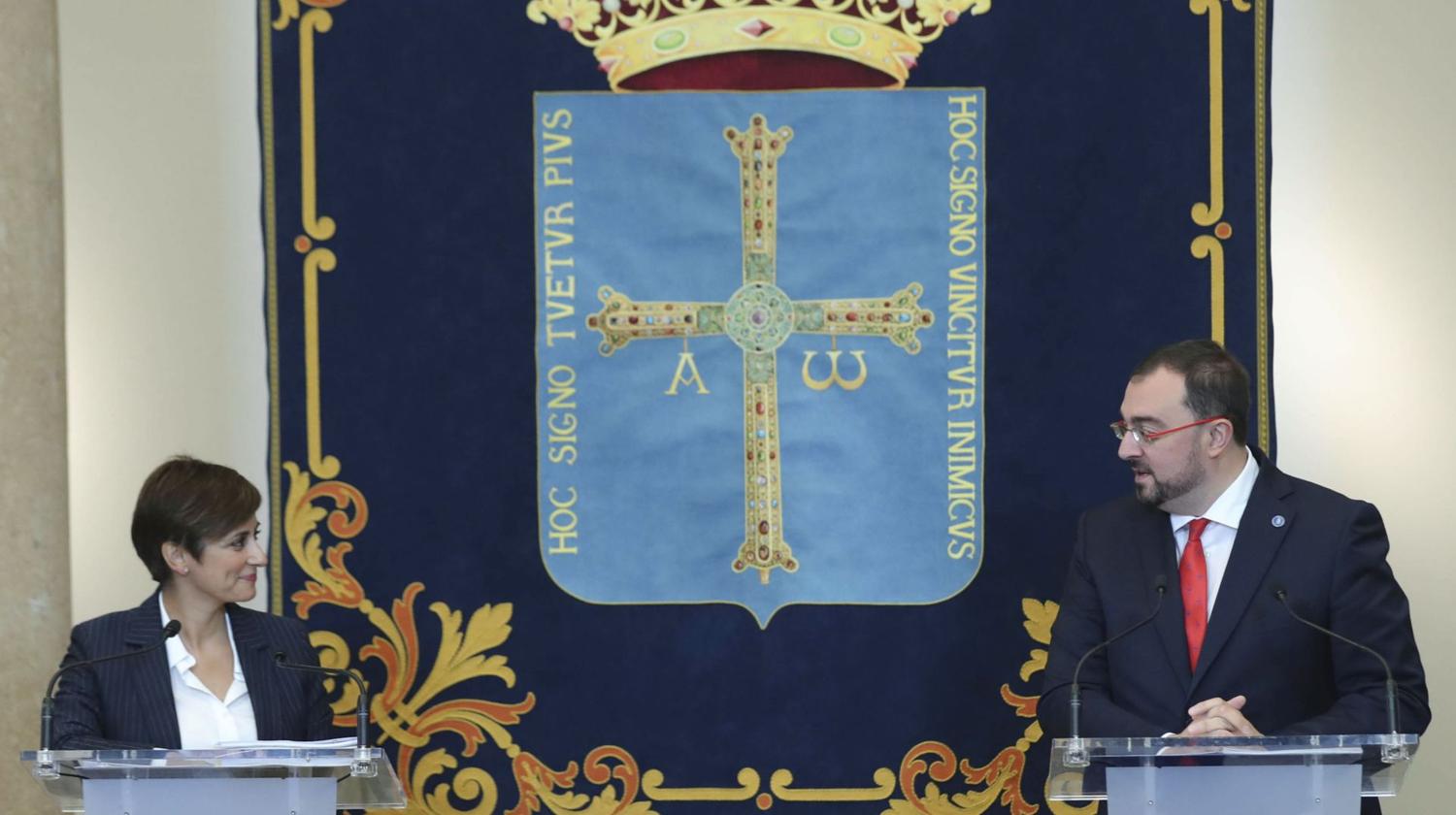 El presidente del Principado, Adrián Barbón, con la entonces ministra de Política Territorial, Isabel Rodríguez, tras la comisión bilateral de 2022.