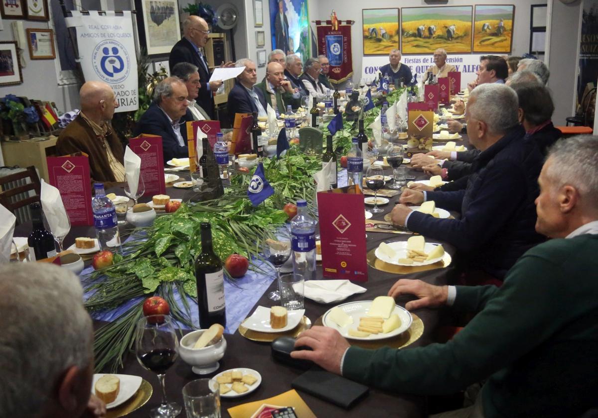 Un momento del encuentro de la Real Cofradía Amigos de los Quesos del Principado.