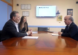 Adolfo Rivas, Laura Atienza y Mariano Jabonero, en la reunión en la Fundación Vinjoy.