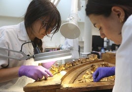 Alumnas de Restauración en uno de los trabajos en la Escuela de Arte.