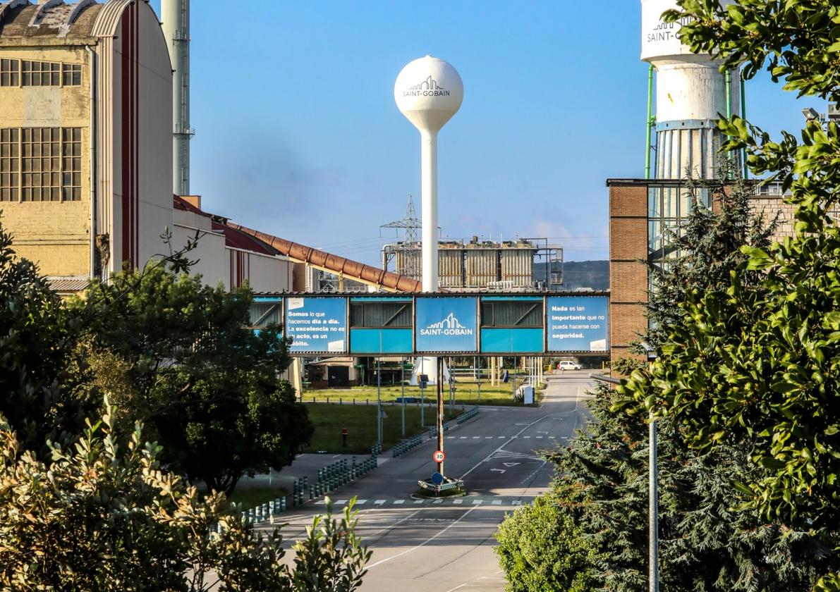 Parte de la planta de vidrio de Saint-Gobain en la zona de La Maruca, en Avilés.